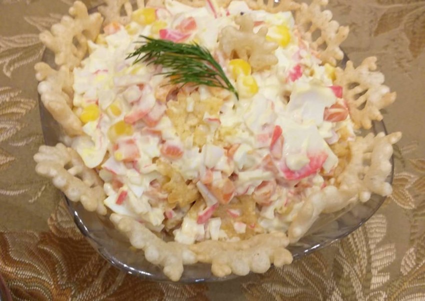 Салат из крабовых чипсов