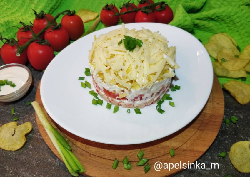 Салат с крабовыми палочками и помидорами слоями