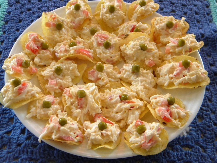 Салат с чипсами и копченой курицей