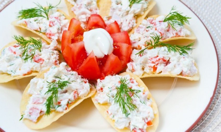 Салат из крабовых палочек с чипсами