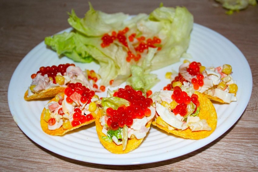 Салат с крабовыми чипсами