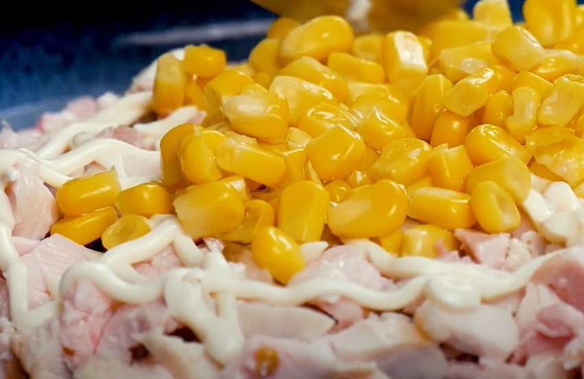 Салат с сухариками и кукурузой и колбасой крабовыми палочками