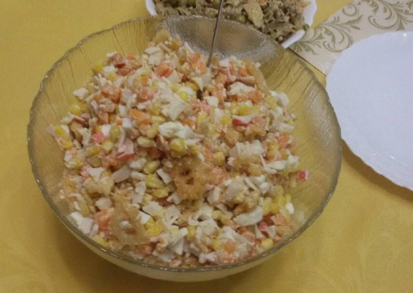 Салат с крабовыми чипсами