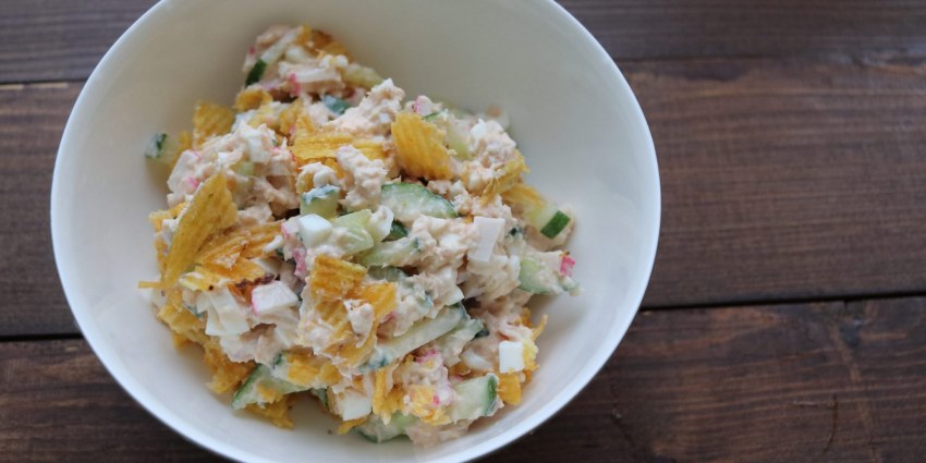 Салат коррида с крабовыми палочками и помидорами сухариками