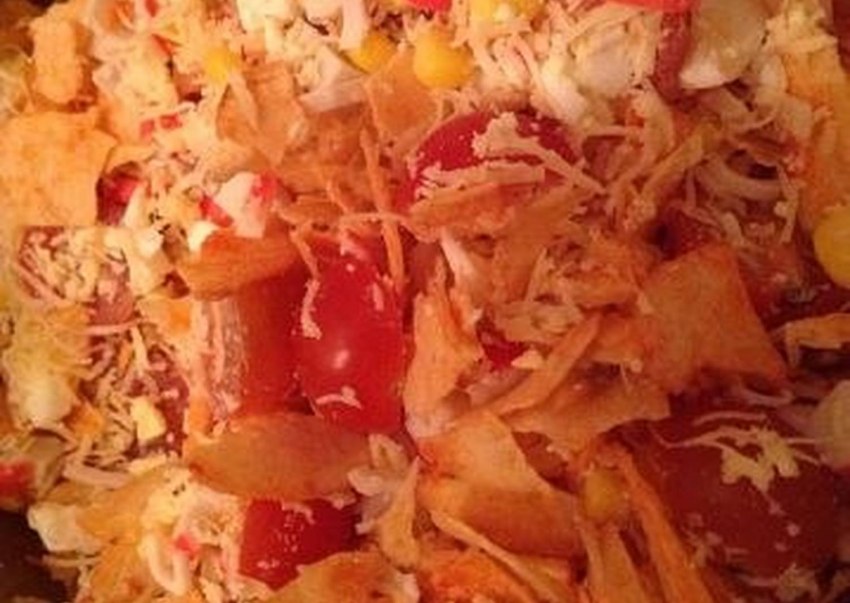 Салат с крабовыми чипсами и кукурузой