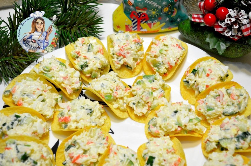 Салат с крабовыми чипсами и кукурузой классический