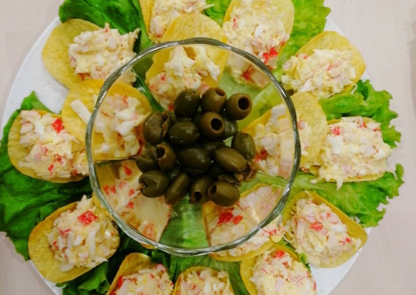 Салат с кукурузными чипсами