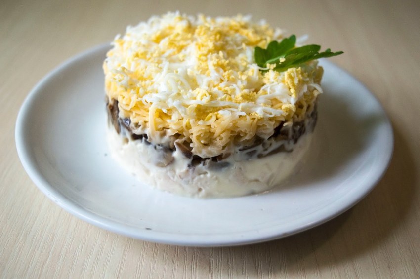 Салат Курочка Ряба классический
