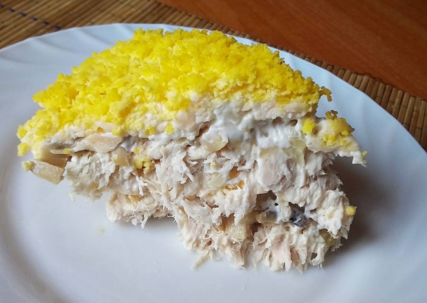 Слоёный салат с курицей
