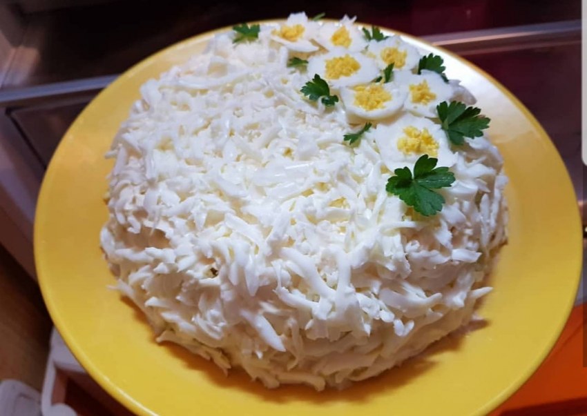 Салат нежный с курицей и грибами