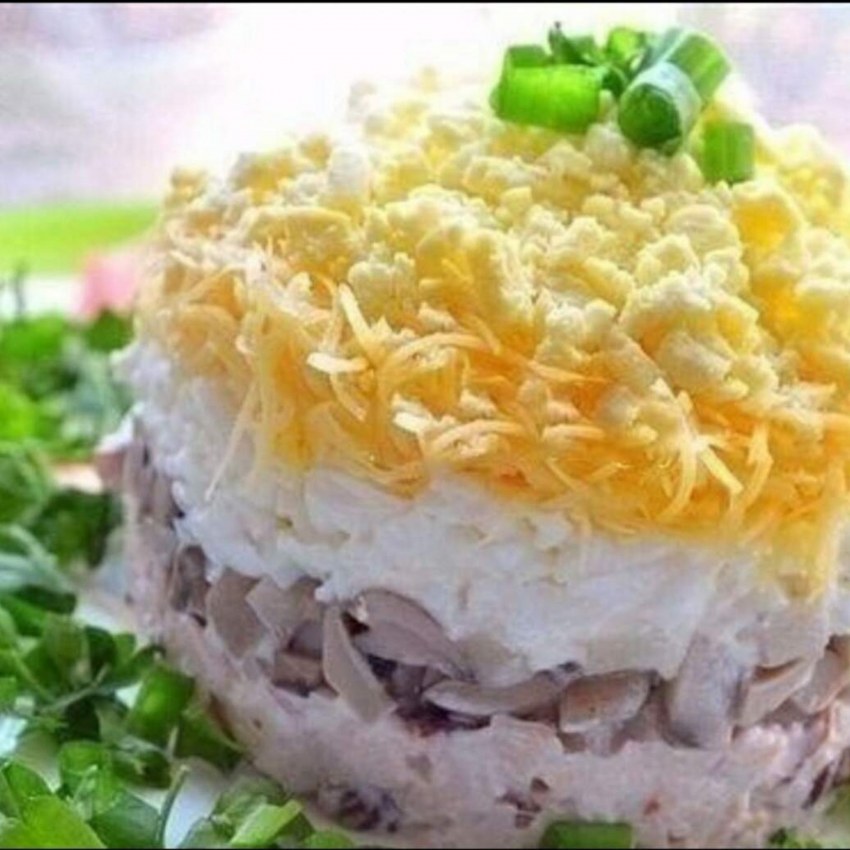Салат нежный с курицей и грибами