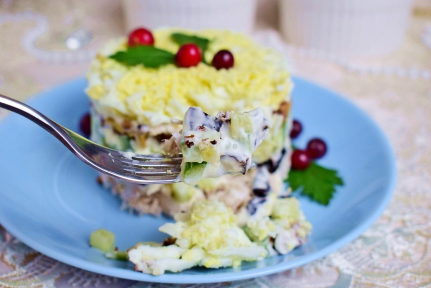 Слоёный салат с курицей