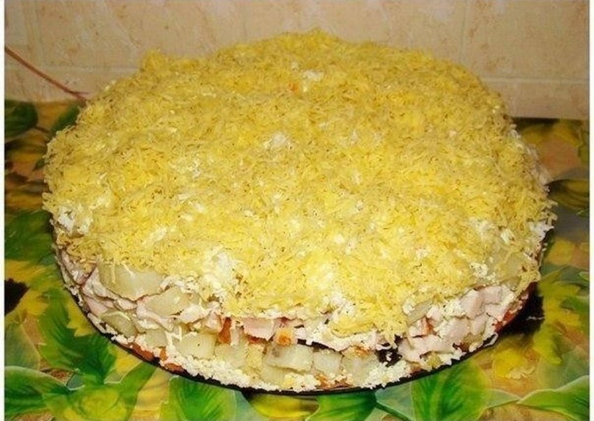 Салат нежный с консервой