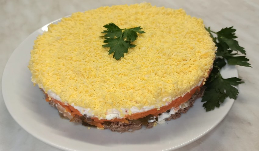 Салат нежный с курицей и помидорами