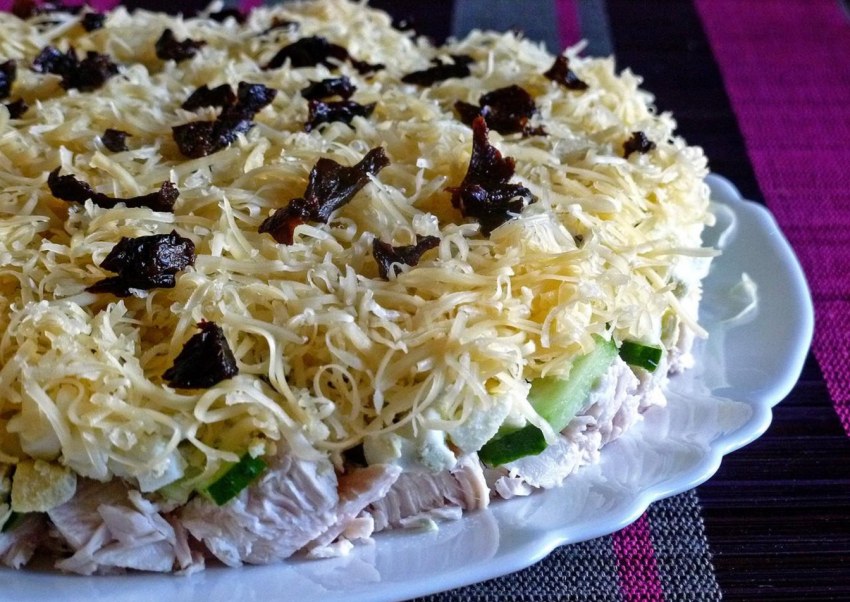 Салат нежный с курицей и сыром