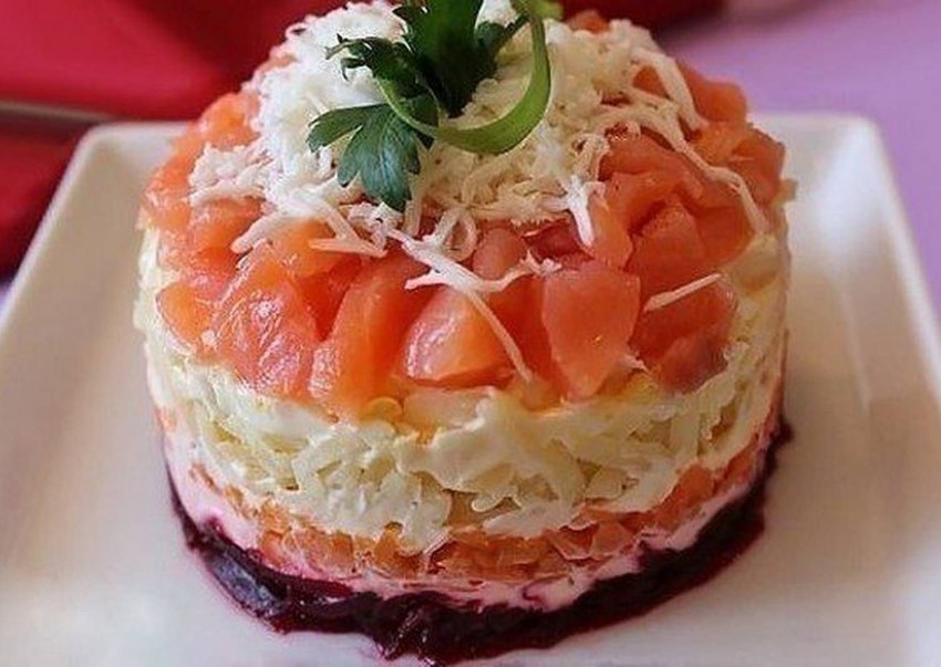 Салат с форелью и авокадо