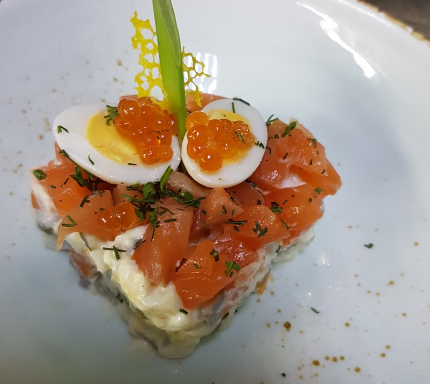 Салат с рукколой и красной рыбой