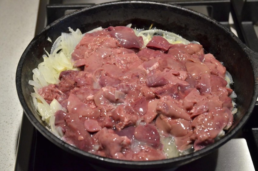 Печень по-строгановски с грибами