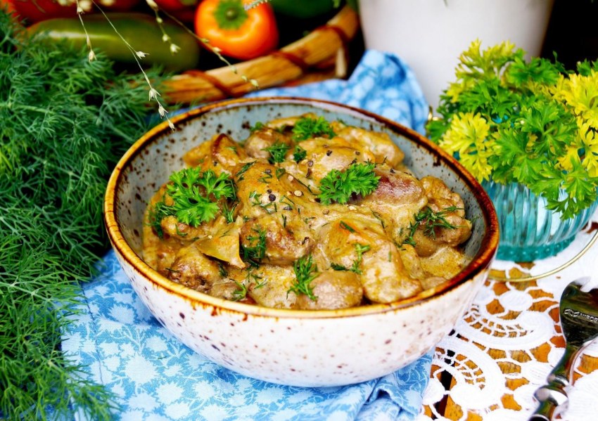 Печень куриная жареная с луком на сковороде