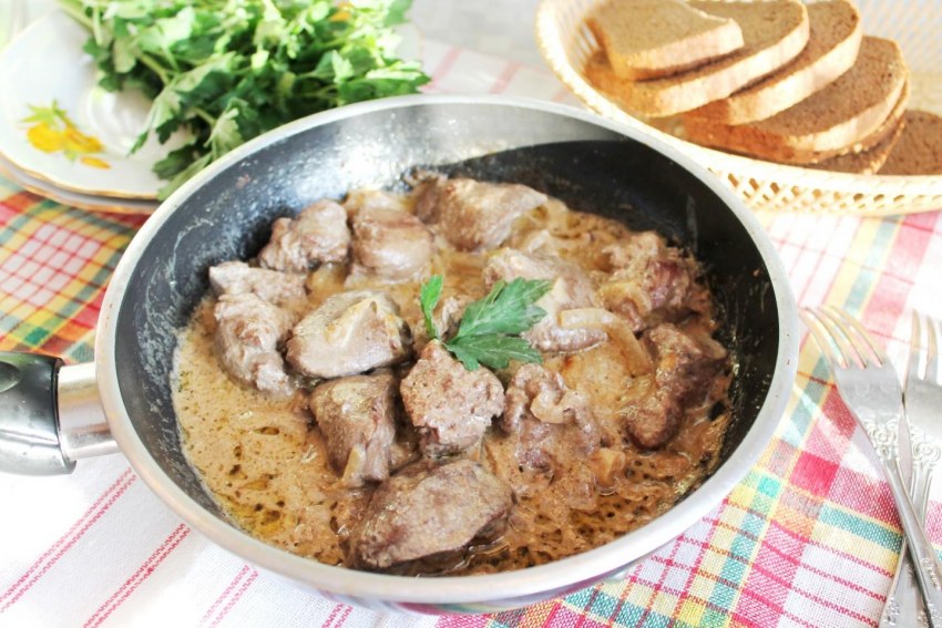 Куриная печень тушеная в сметане с луком
