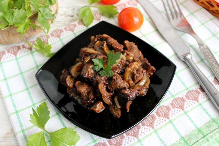 Куриные желудочки в сметане