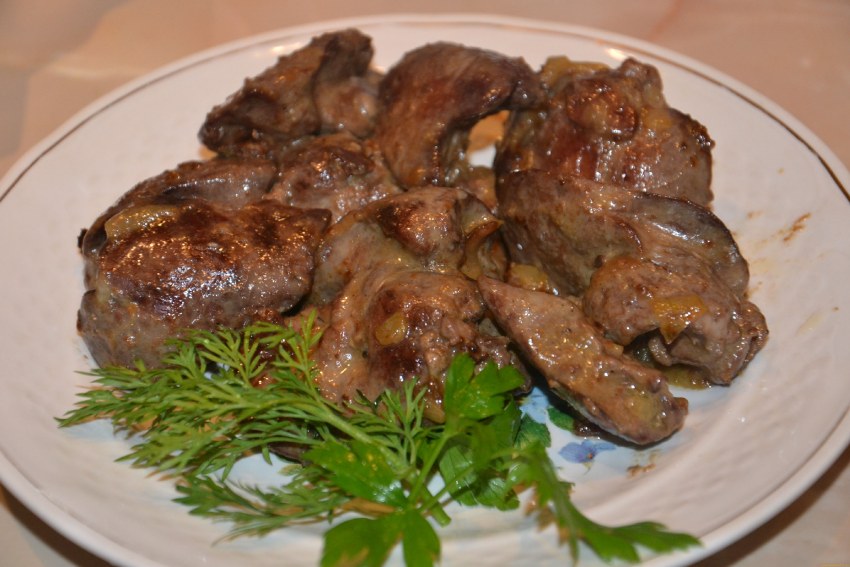 Печень говяжья жареная с луком на сковороде