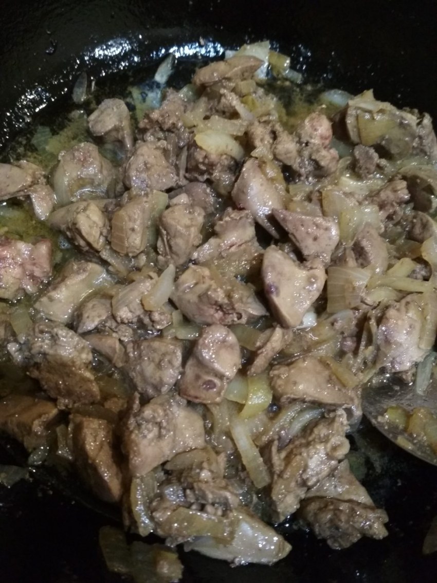 Печень куриная тушеная в сметане