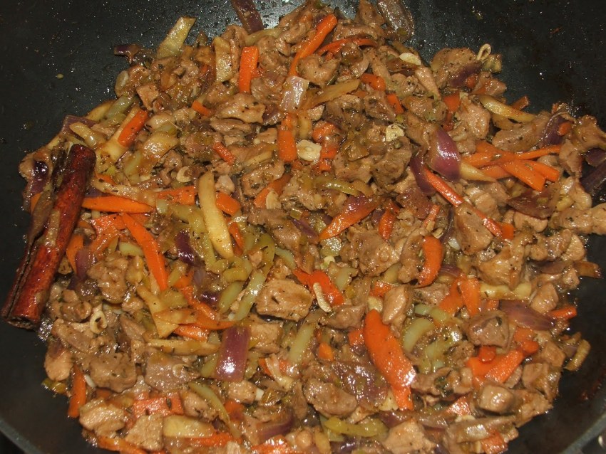 Куриная печень с шампиньонами в сметане с луком на сковороде