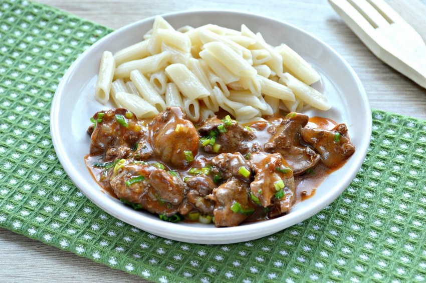 Печень куриная в сметане с луком