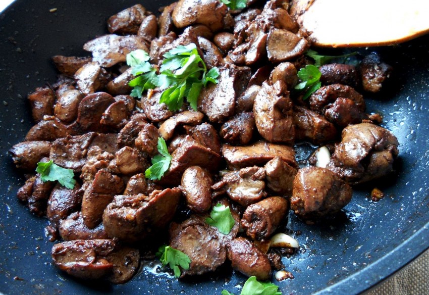 Печень куриная тушеная