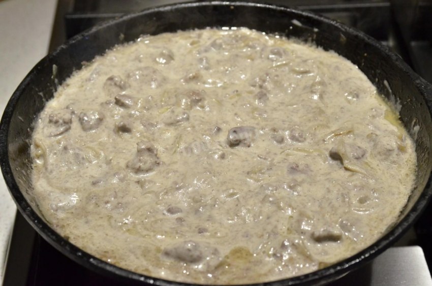 Печень куриная в майонезе с луком на сковороде