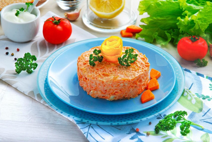 Салат Рыжик с морковью и курицей и грибами