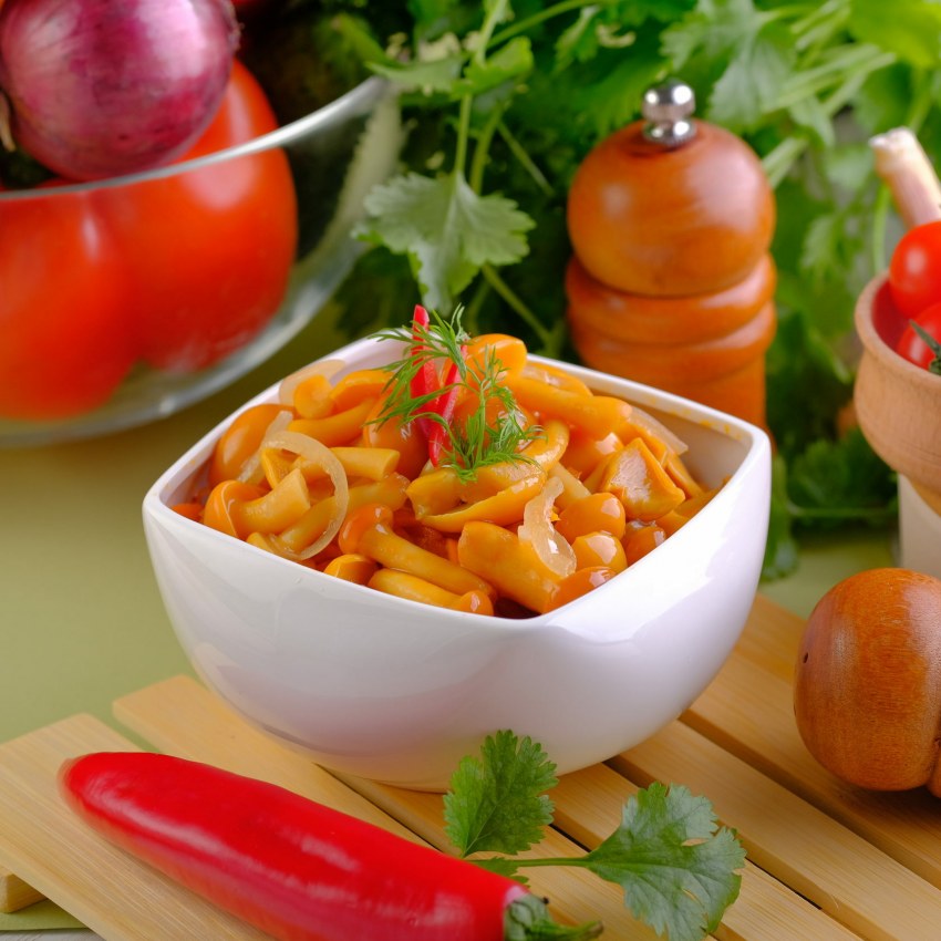 Салат с рыбной консервой и яйцом