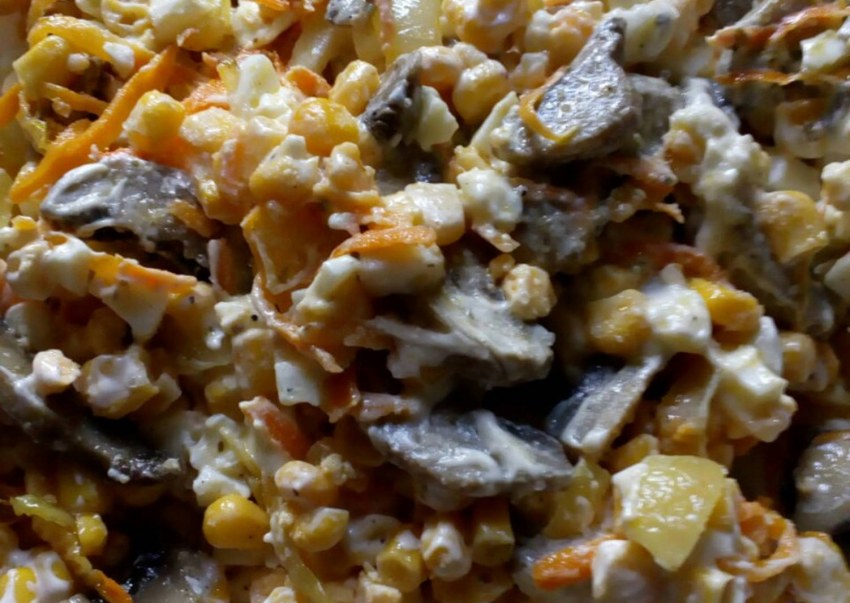 Салат из жареных шампиньонов и кукурузы