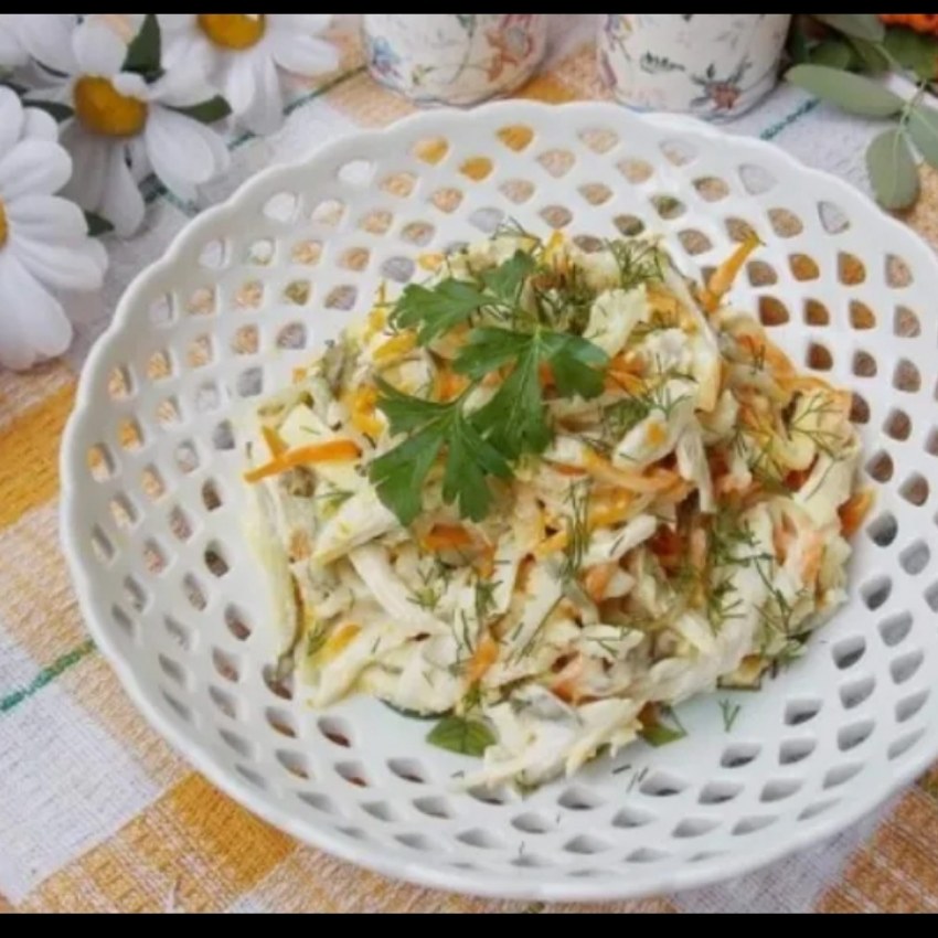 Салат с омлетом и курицей