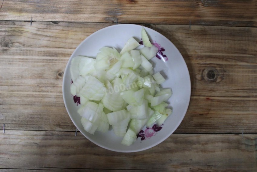 Салат из кальмаров с яйцом и луком