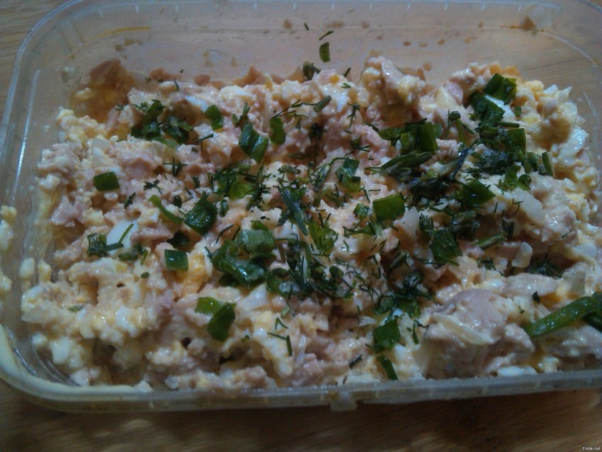 Салат с половинками яиц