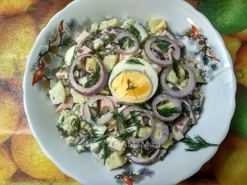 Салат из морской капусты с яйцом и колбасой