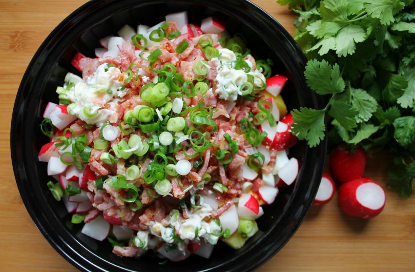 Салат с блинами и курицей и кукурузой