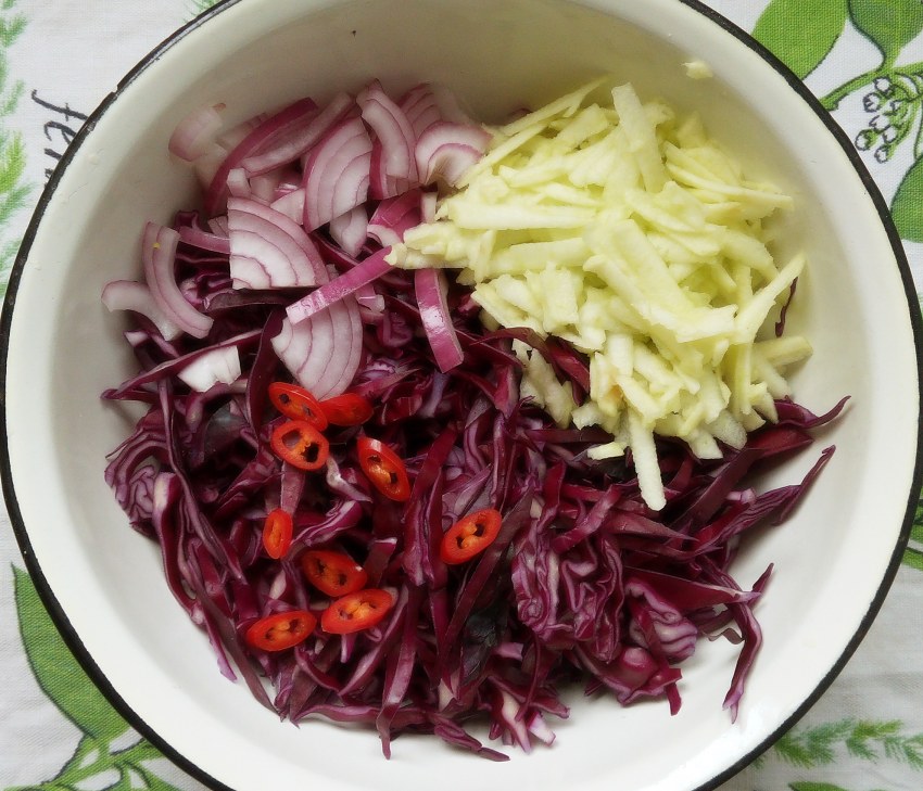 Салат с зеленым луком