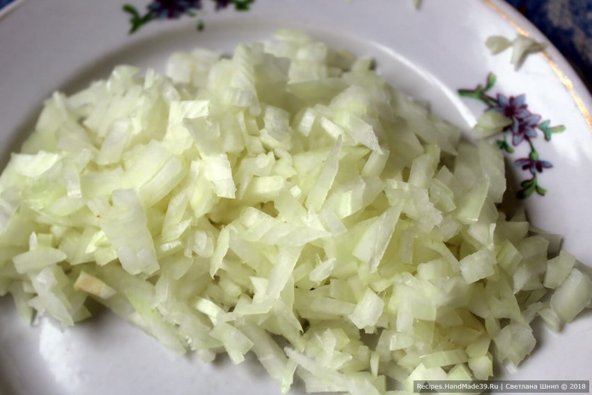 Салат с маринованным луком и курицей