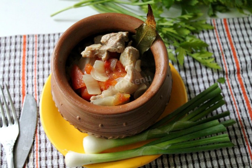 Мясо в горшочках