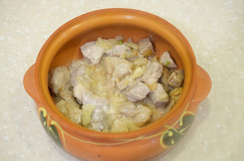 Перловка с мясом в горшочке в духовке