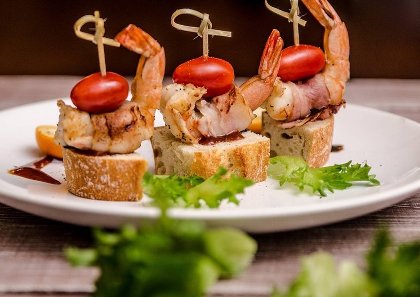 Канапе с креветками и оливками