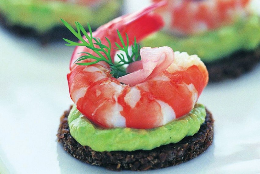 Канапе с креветками и ананасом
