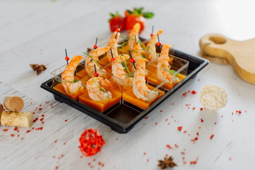 Канапе из пармской ветчины c дыней и медом