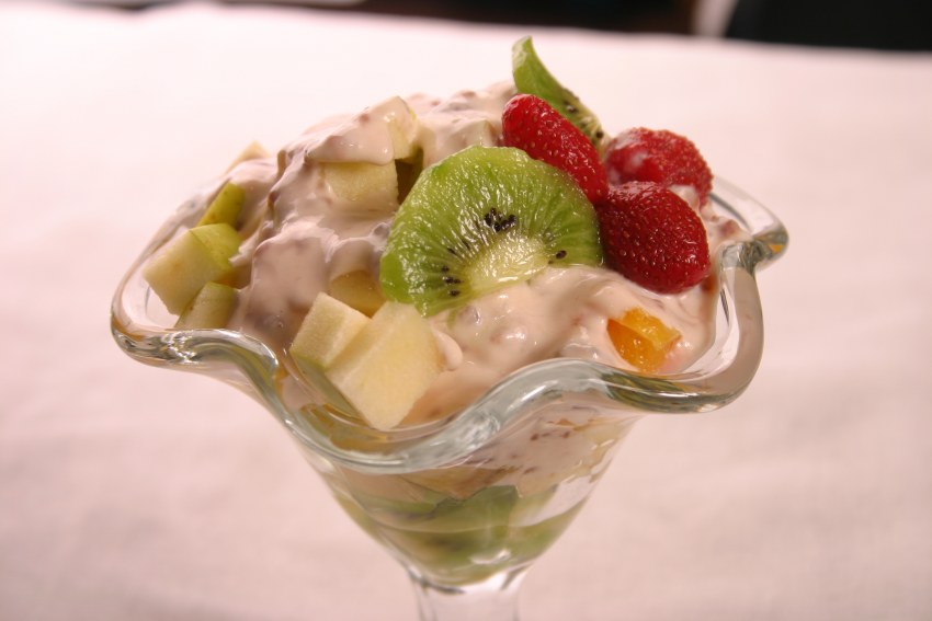 Десерт с фруктами и орехами