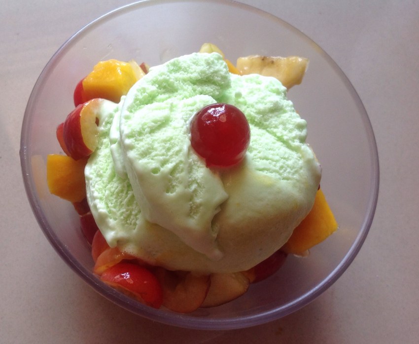 Салат мороженое с фруктами