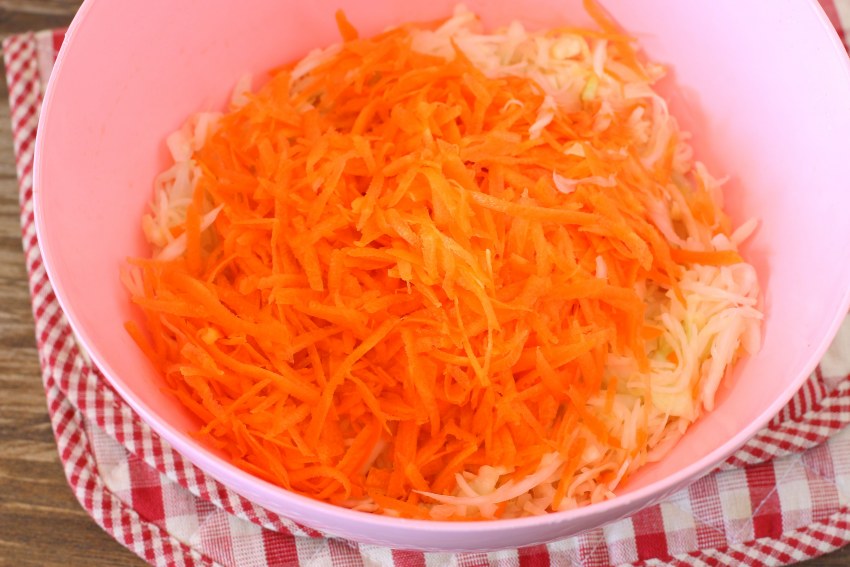 Салат морковь с сыром