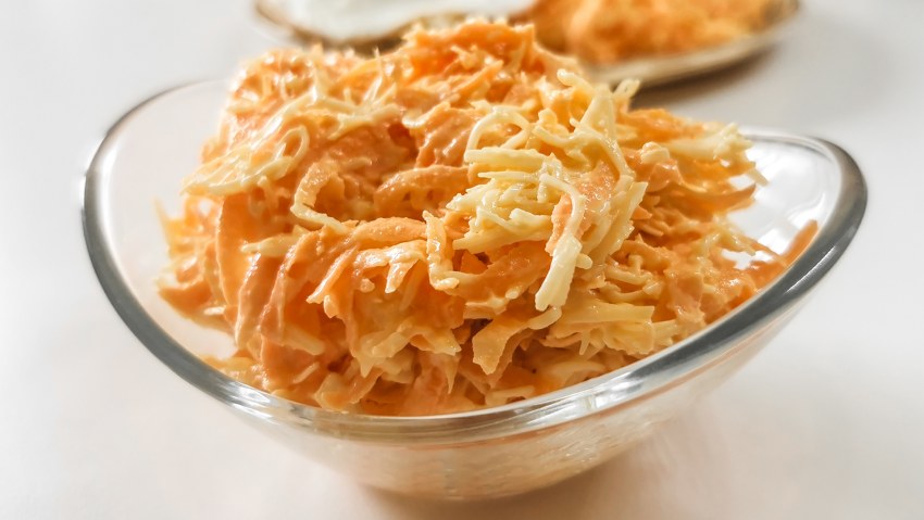 Салат с ветчиной и сыром и чесноком